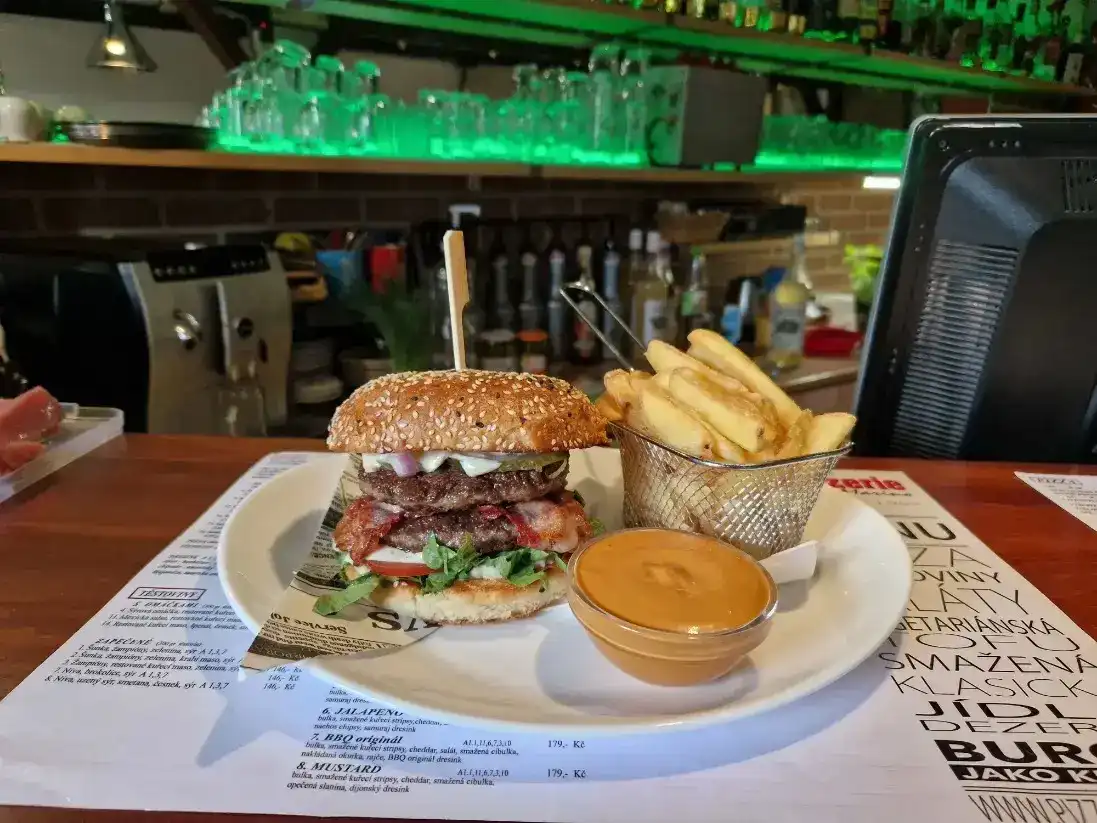 Legendární dvojitý burger 'Jako kráva' se slaninou a hranolky.