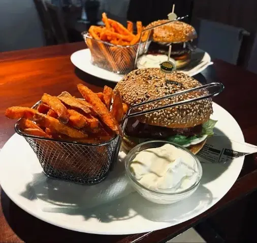 Burger s batátovými hranolky a omáčkou od Pizzerie San Marino.