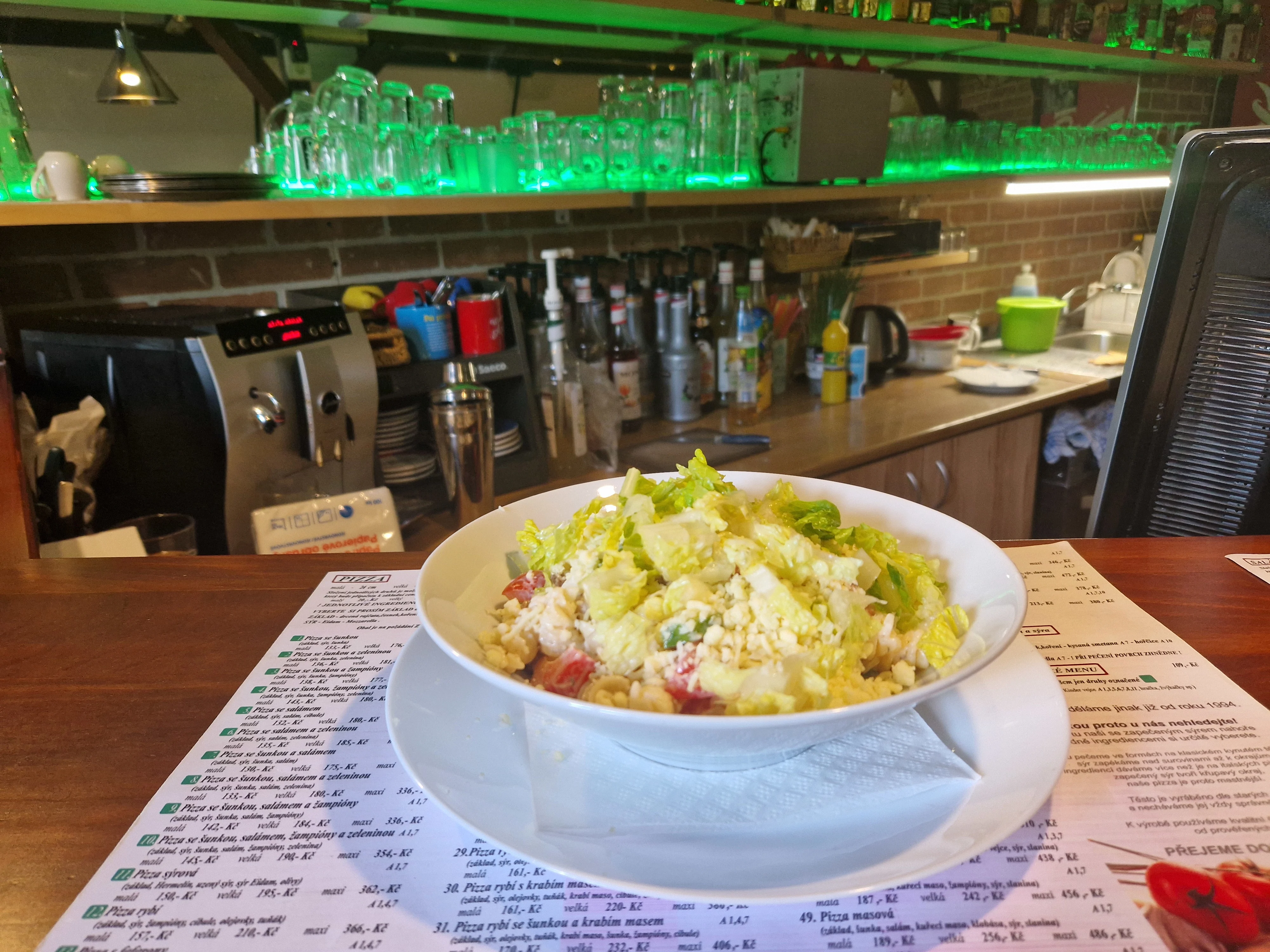 Čerstvý zeleninový salát s těstovinami a kuřecím masem z Pizzerie San Marino Kladno.