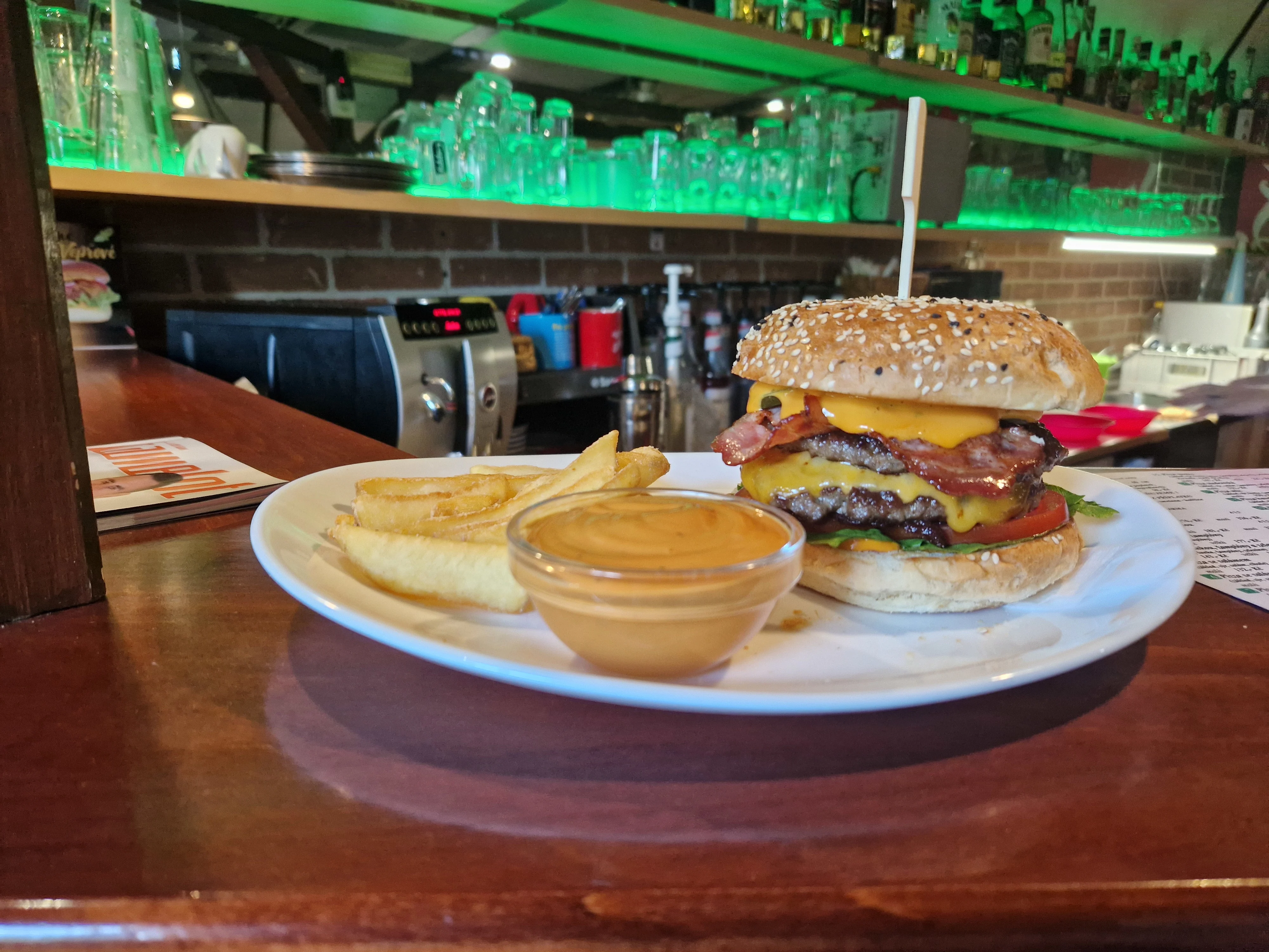 Šťavnatý dvojitý cheeseburger se slaninou, hranolky a dipem, specialita z Kladna.