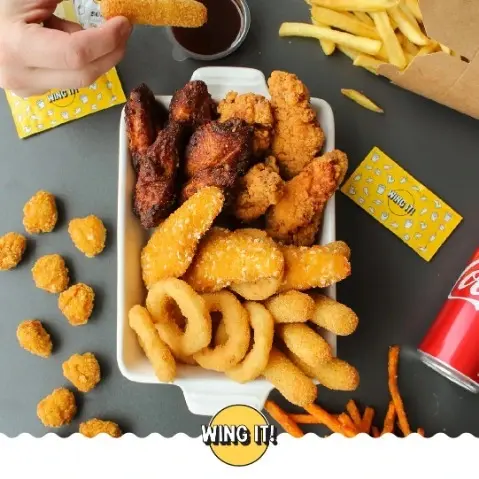 Kuřecí stripsy a křídla s omáčkami.