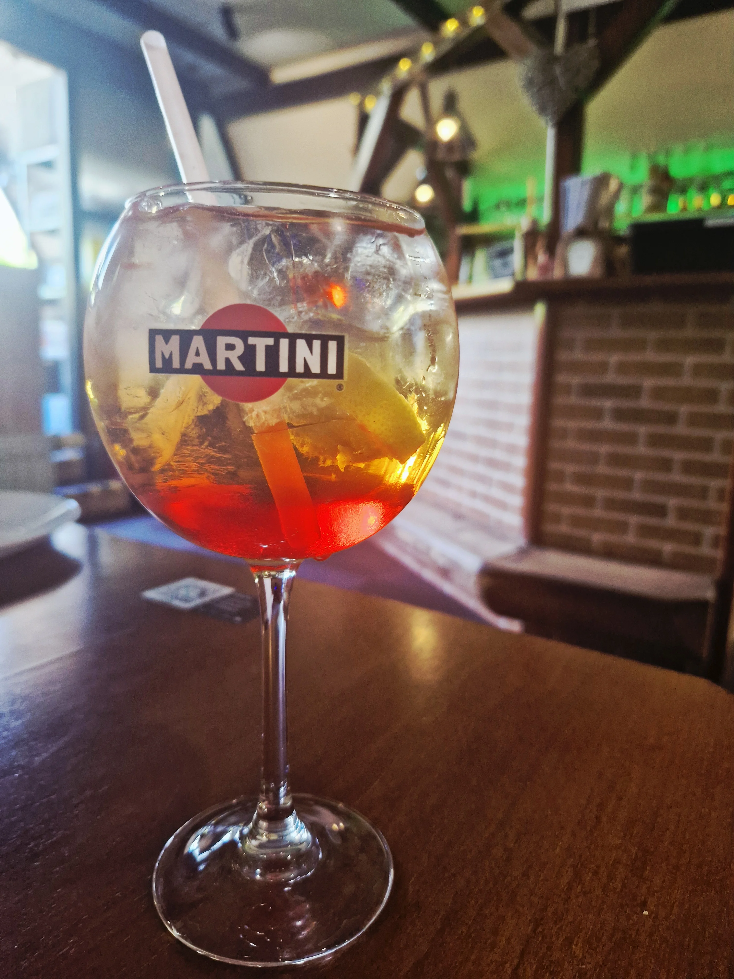 Osvěžující letní drink se sirupem Monin, ledem a mátou.