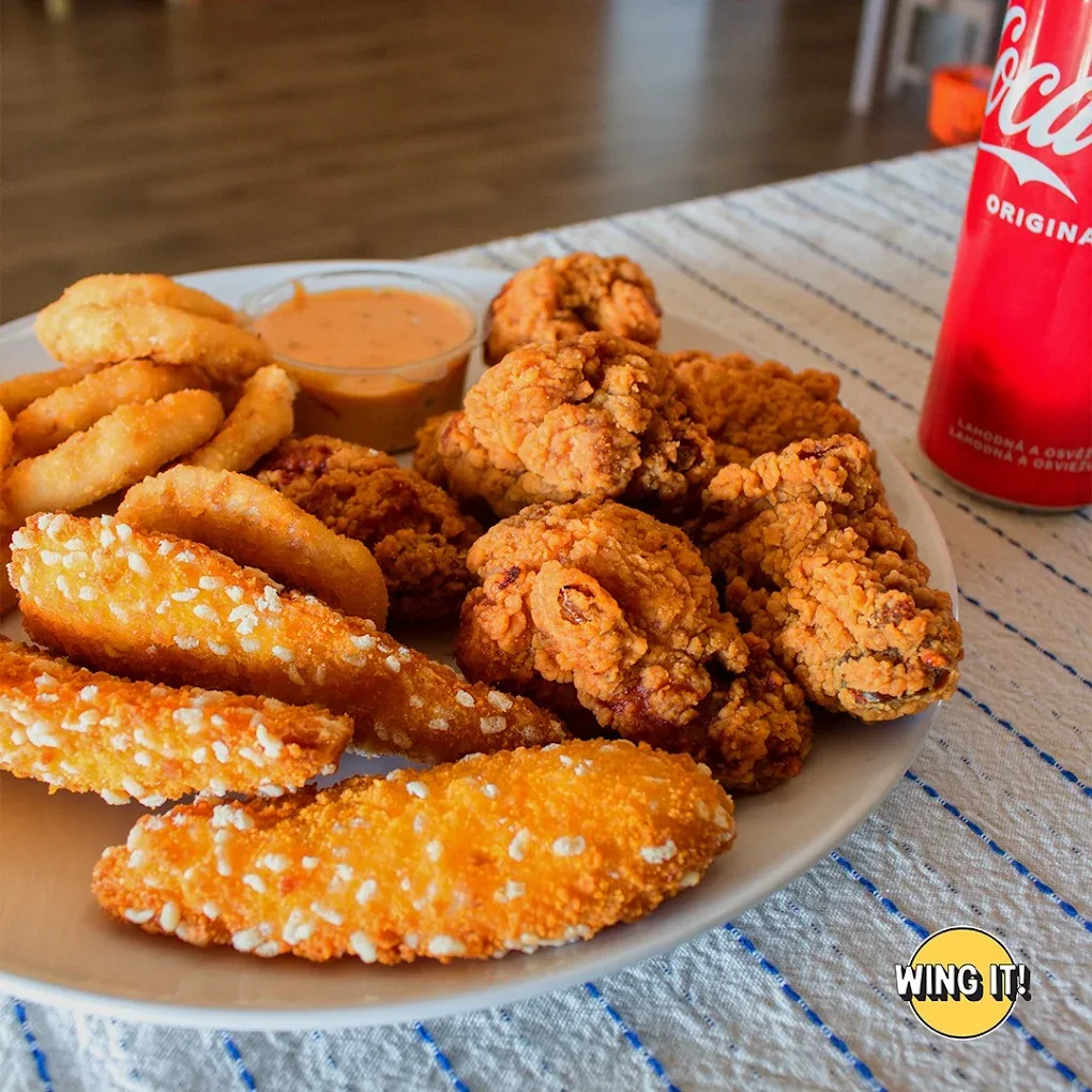 Smažená kuřecí křídla a stripsy 'Wing It' s hranolky, rozvoz po Kladně.