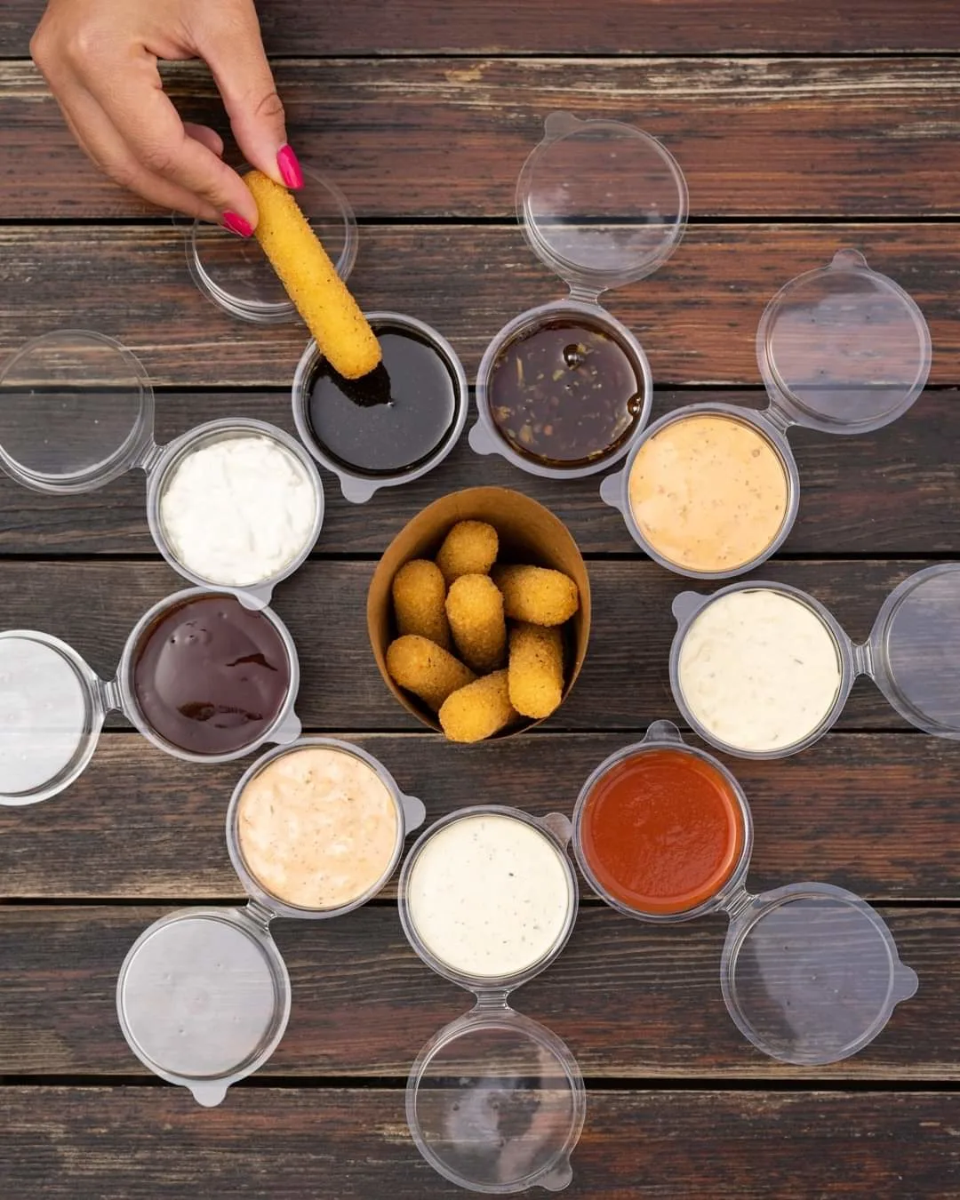 Smažené sýrové mozzarella tyčky s výběrem omáček a dipů jako předkrm.