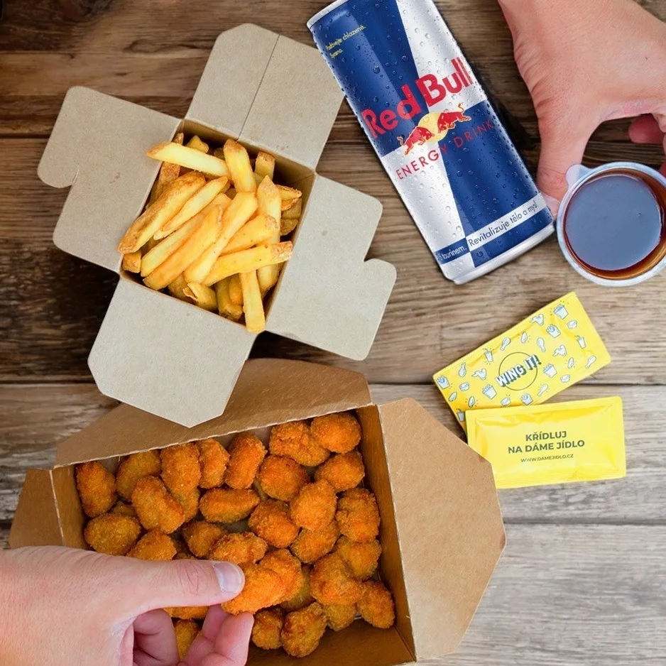 Kuřecí popcorn 'Wing It' v boxu s hranolky, ideální na cesty i na doma.