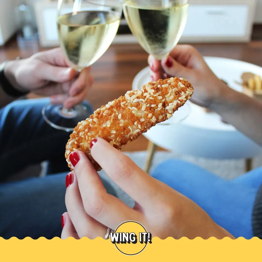 Křupavé kuřecí stripsy 'Wing It' s omáčkou, oblíbená pochoutka v San Marino Kladno.